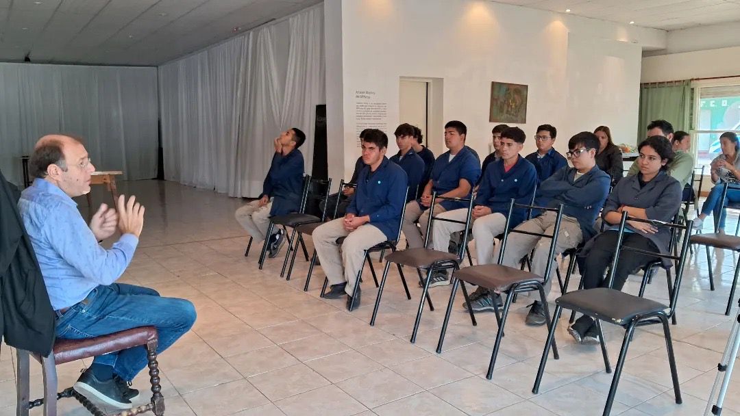 Asesoramiento a grupo precooperativo y charla a estudiantes en Alvear 