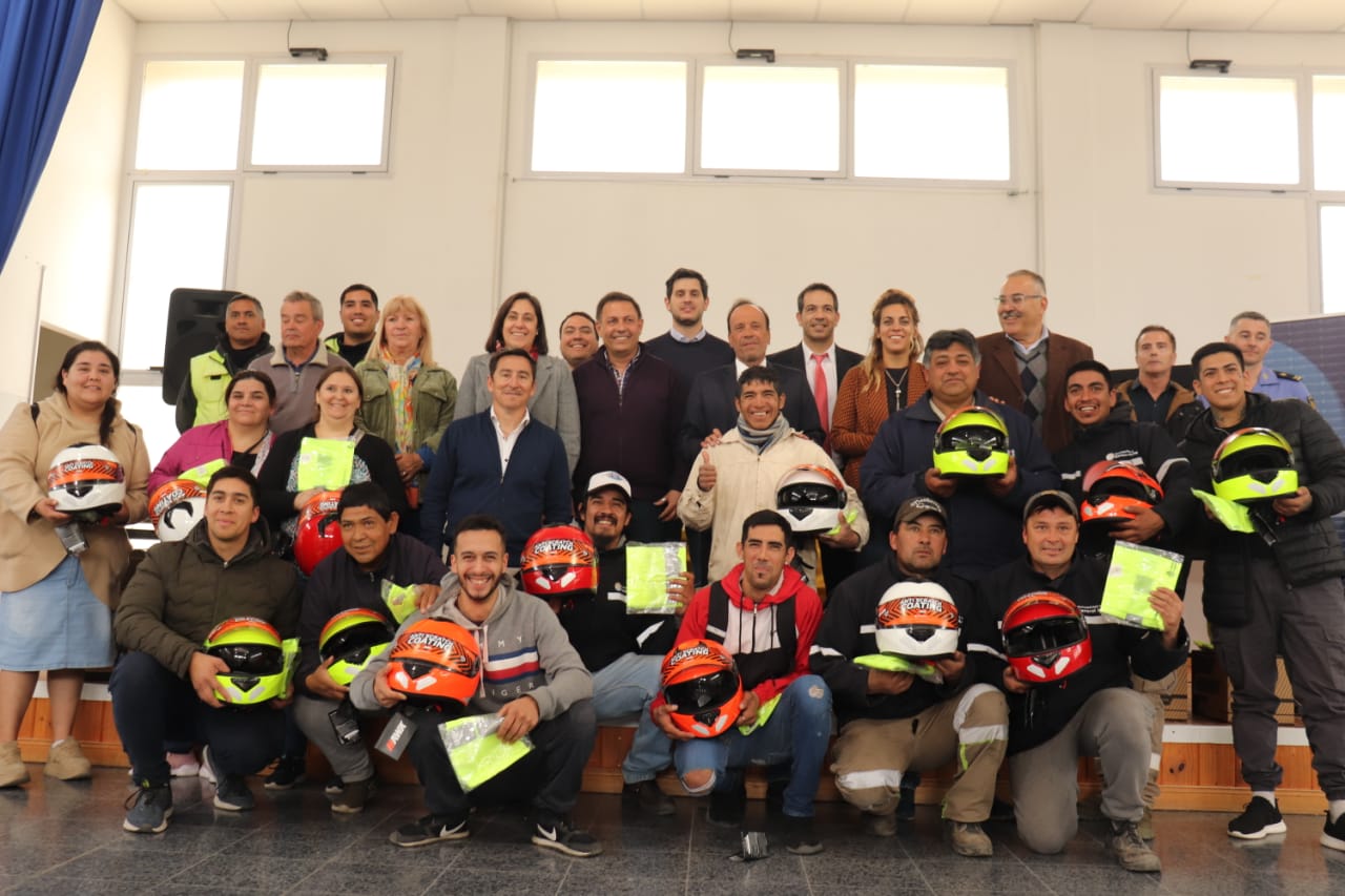 Capacitación y entrega de 25 cascos para motociclistas en General Acha
