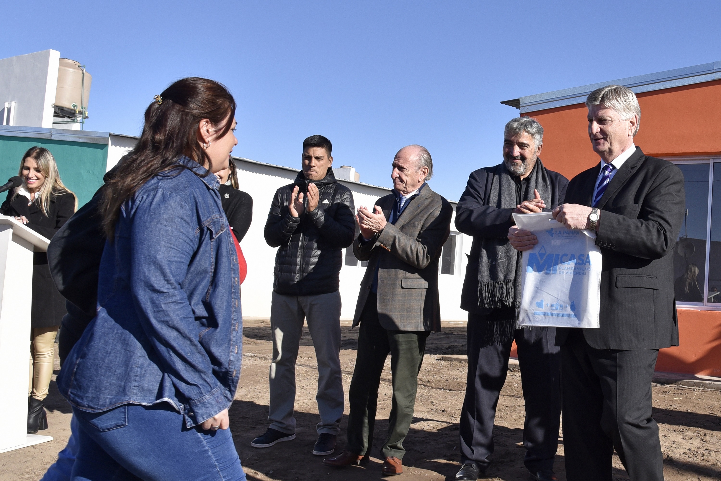 Santa Isabel: Ziliotto entregó viviendas,  anunció 85 más y el nuevo hospital regional