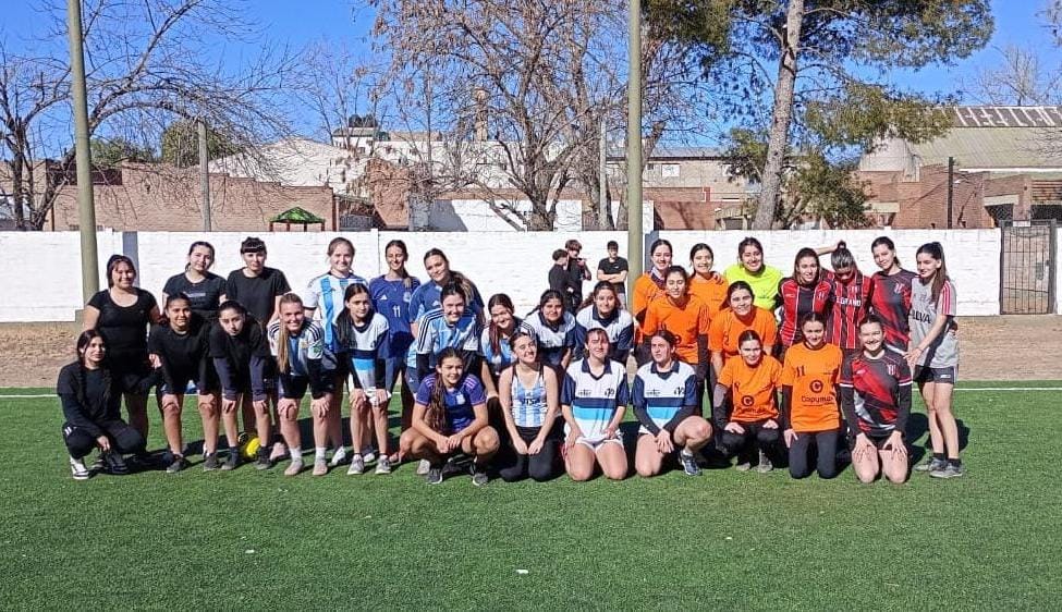 Exitoso primer encuentro recreativo de fútbol femenino con alumnas secundarias 