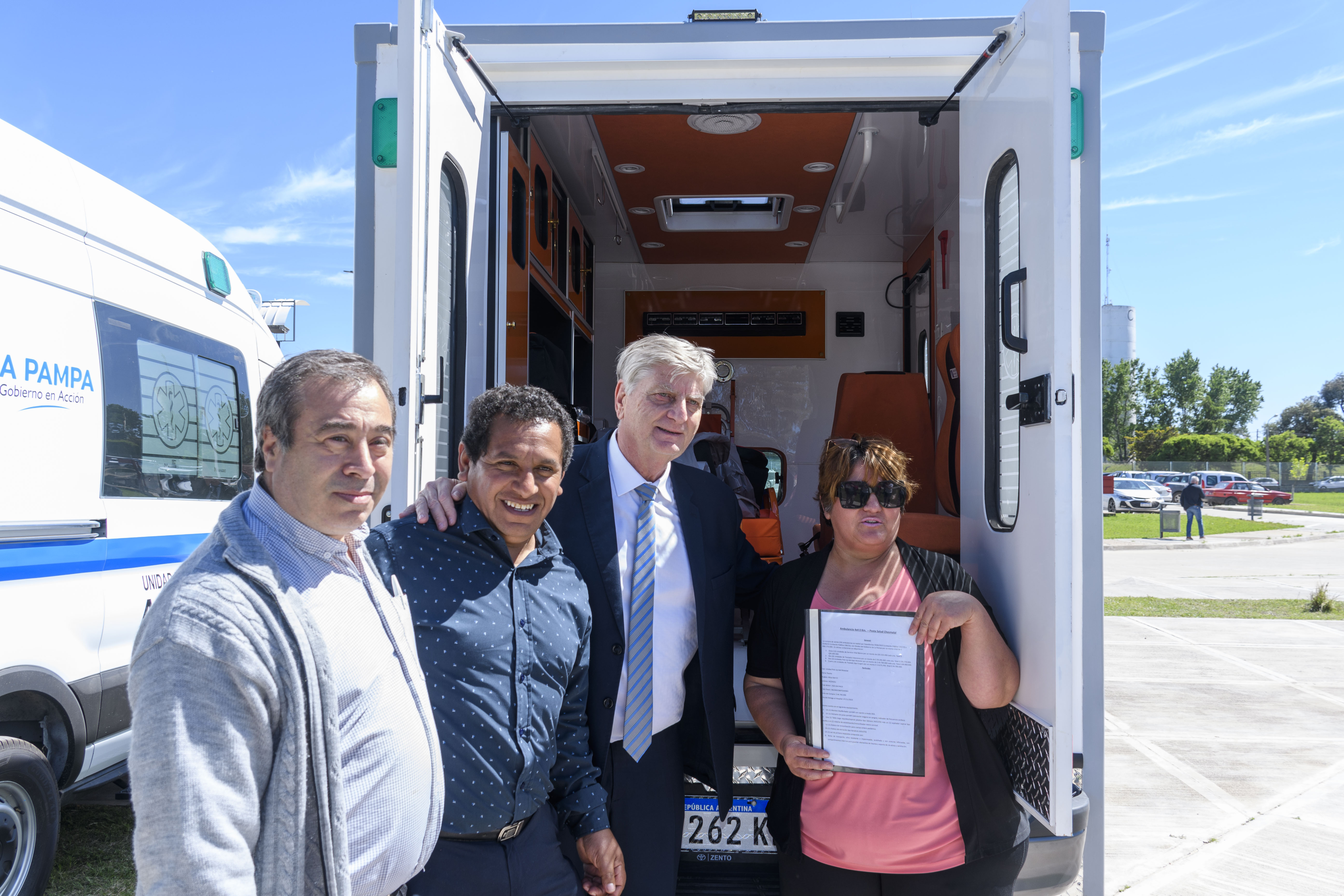 Ziliotto encabezó la entrega de 24 nuevas ambulancias 