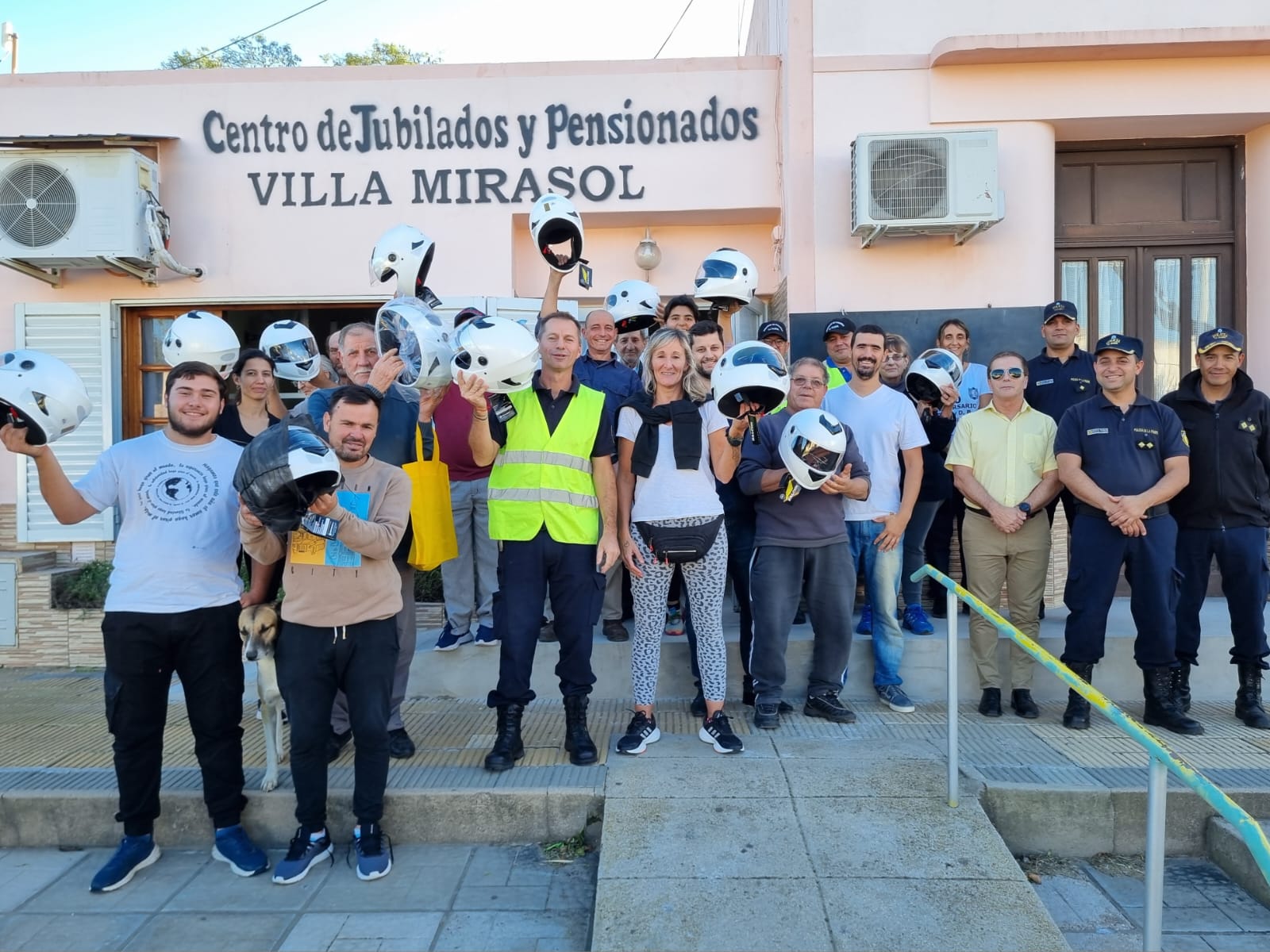 Capacitación en conducción segura y entrega de cascos en Villa Mirasol  