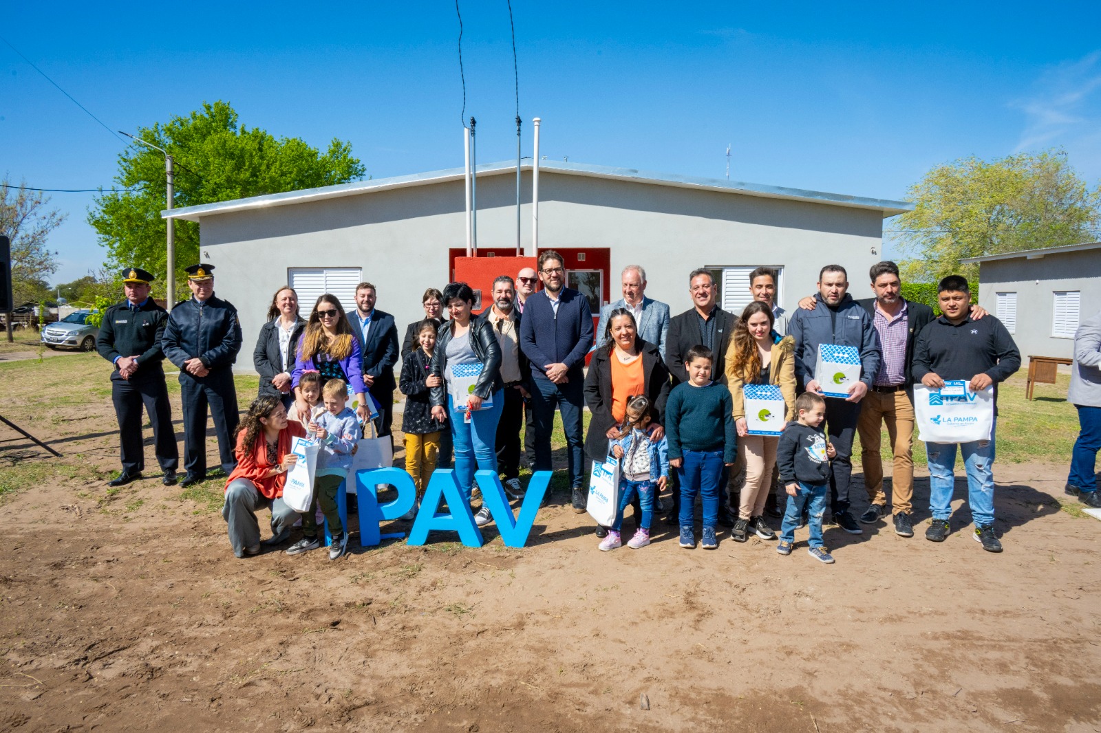 Gobierno entregó viviendas y confirmó la construcción de otras en Rolón