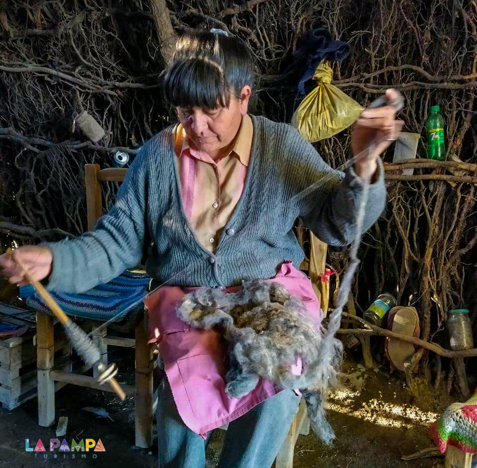 El Mercado Artesanal entregó lana a las tejedoras del oeste