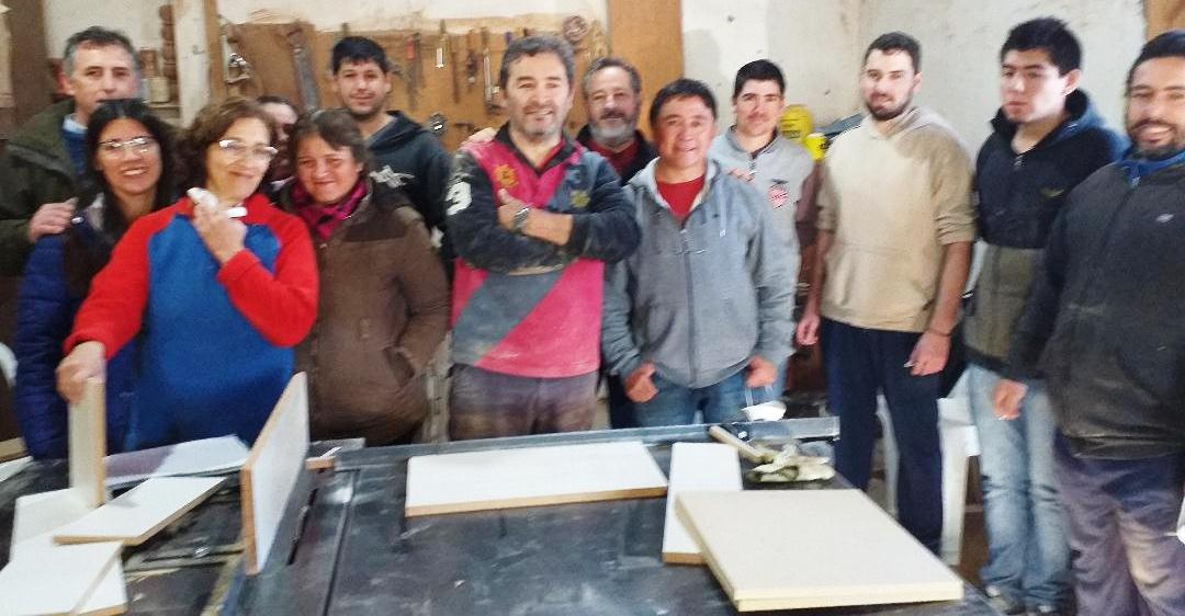 Con aportes provinciales y municipales inicia taller de carpintería en Victorica 