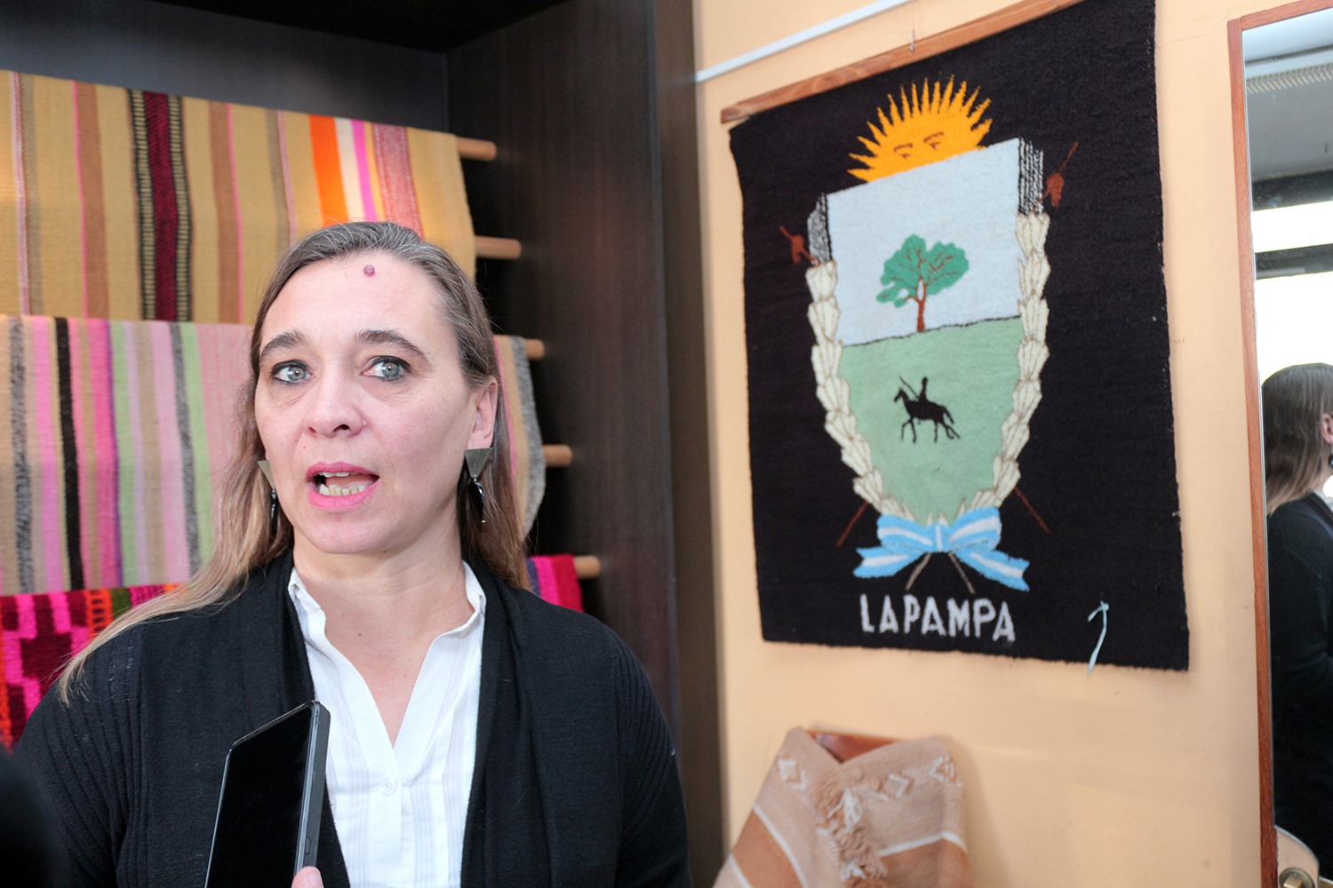 Exponen artesanías pampeanas en Buenos Aires