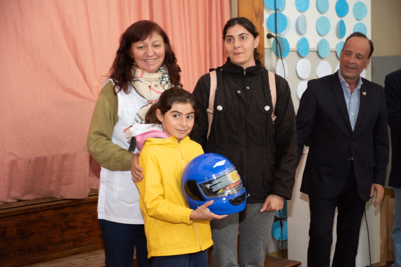 Estudiantes y motociclistas de Anguil recibieron cascos tras completar jornada de concientización