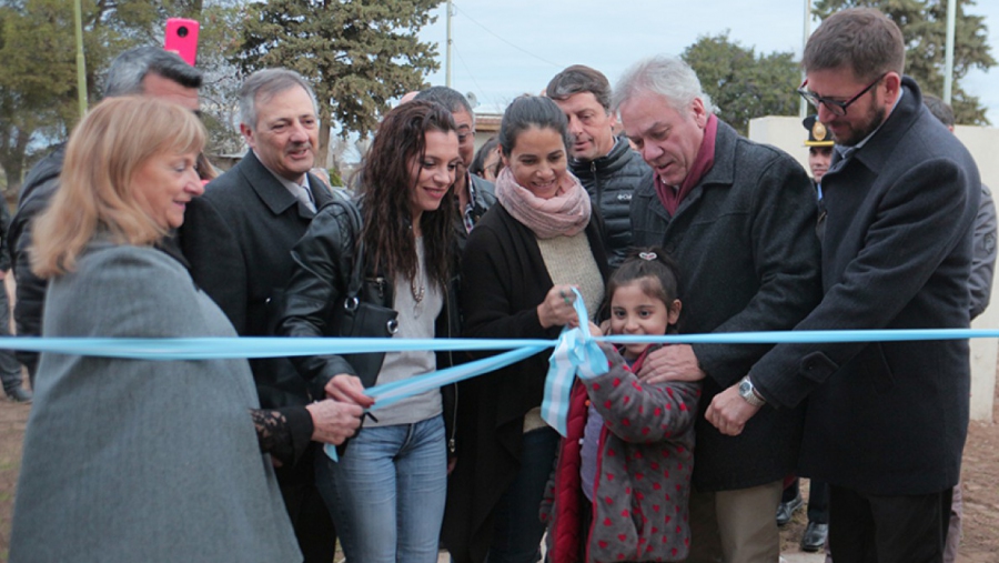 Inauguran viviendas, obras de asfalto y otorgan créditos en Ataliva Roca