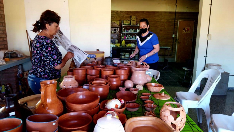 Compra de artesanías en el oeste pampeano