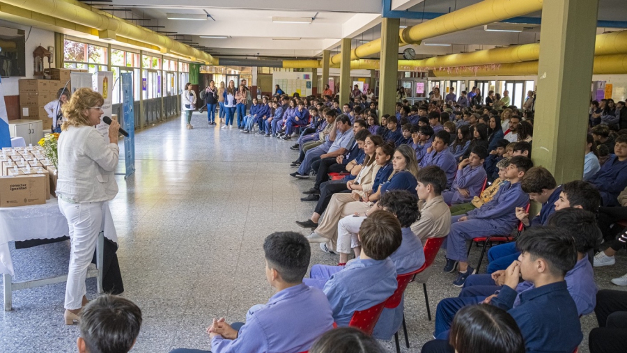 Estudiantes y familias de Santa Rosa y Luan Toro celebraron las entregas de netbooks