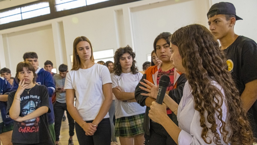 Jóvenes en encuentro sobre participación y organización estudiantil en la escuela secundaria  